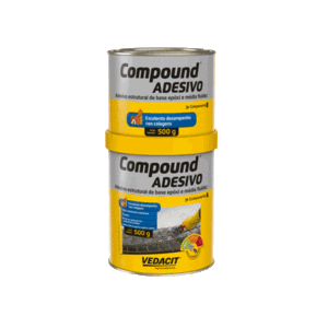 COMPOUND ADESIVO é um adesivo estrutural de base epóxi que apresenta altas resistências em baixas idades, média fluidez, possibilitando grande facilidade para manuseio. Proporciona alto rendimento e excelente aderência a vários tipos de substratos, sendo indicado para colagem, mesmo entre si, de concreto, ferro, madeira, pedra etc. Oferece ótima resistência a água, óleo, graxa e meio agressivo. Pode ser aplicado em superfícies úmidas, embora não encharcadas. COMPOUND ADESIVO apresenta resistência inicial em 24 horas e resistência máxima final 7 dias depois da aplicação.