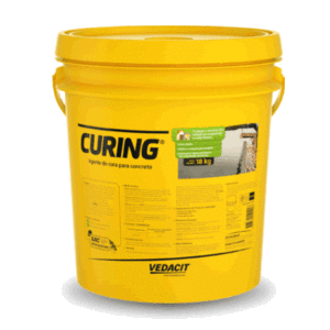CURING protege o concreto dos efeitos da desidratação provocada pelo calor e pelo vento. Proporciona um processo de cura sem interrupção, evita a formação de fissuras e favorece o desenvolvimento de resistências mecânicas. CURING dispensa os métodos tradicionais de manutenção da umidade do concreto