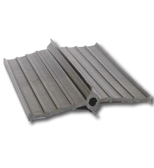 As juntas de dilatação são de PVC de alta densidade, fabricadas para apresentar excelente flexibilidade e durabilidade. São utilizadas na construção de canais de irrigação, barragens, galerias, reservatórios de água (em todos os tipos de obra que exijam estanqueidade). A junta elástica de dilatação pode ser fixadas com grampos ou estribos e ancoradas nas armaduras ou nas formas.